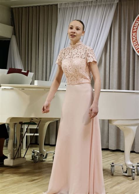 mergaitė vilkinti ilgą suknelę