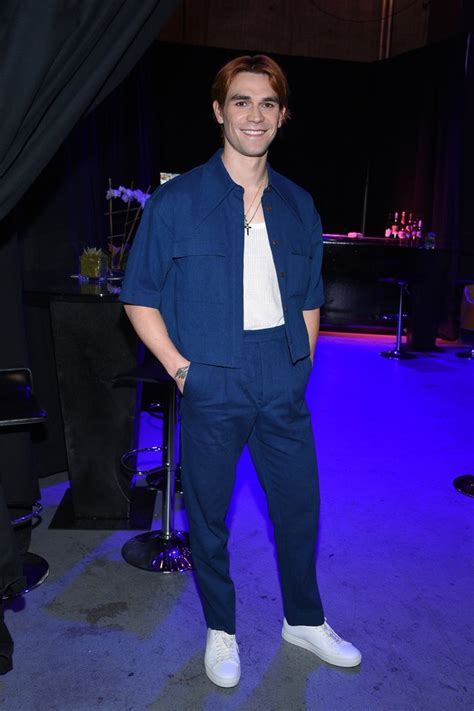 Aktorius KJ Apa filmavimo aikštelėje