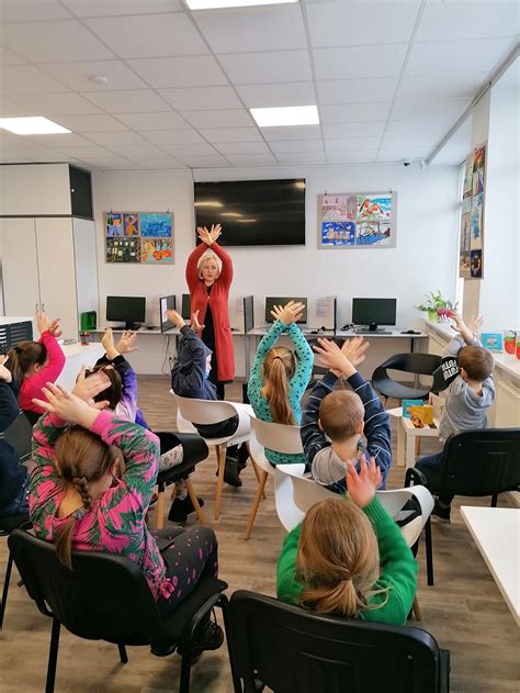 Vaikų grupė dainuoja su edukatore Inga Gučiene