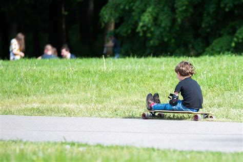 Tėvų su vaiku pasivaikščiojimas parke