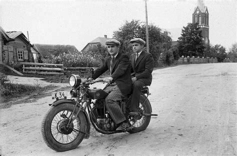 Agnė Žobovienė ant motociklo kelionėje