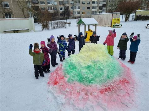 Spalvota sniego pilis, papuošta vaikų eksperimentų metu