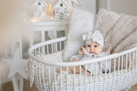 kūdikio fotosesija su megztu drabužėliu