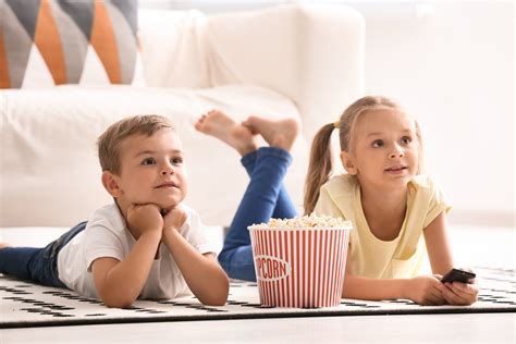 vaikai žiūri animaciją išmaniajame įrenginyje