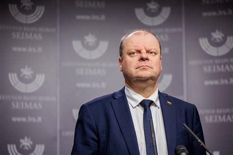 Saulius Skvernelis policijos uniforma oficialioje aplinkoje