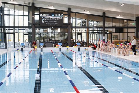 Nėščioji plaukioja baseine