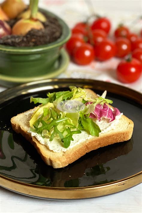 tuno salotų patiekimas ant skrudintos duonos