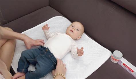 kūdikis atlieka oro vonias