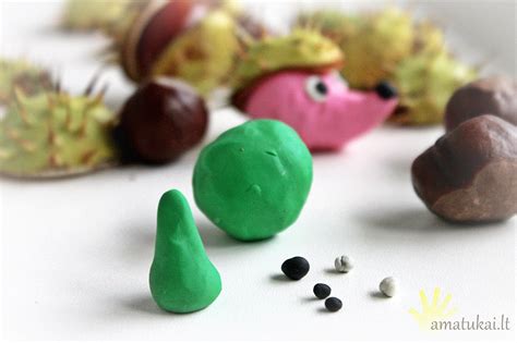 Vaikai lipdo ežiukus iš kaštonų ir plastilino