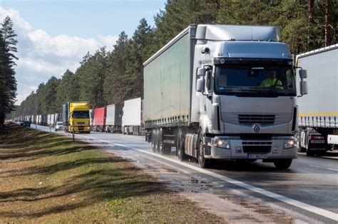 Automobilių eilė pasienio punkte