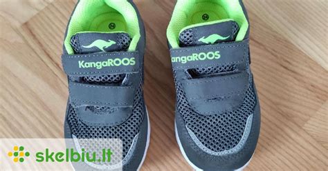 vaikiški batukai ant medinio paviršiaus