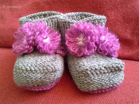 spalvingi megzti kūdikių batukai