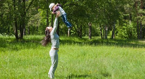 Kūdikis, nešamas skaroje, apkabintas tėvų