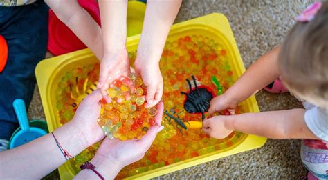 Vaiko rankos atlieka įvairius judesius lavinant smulkiąją motoriką