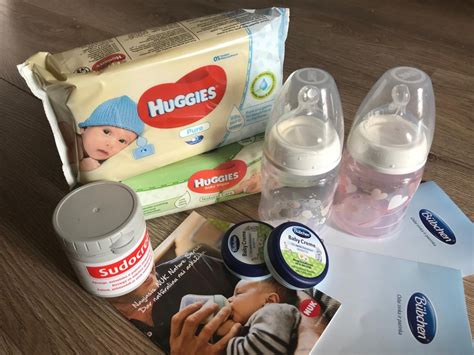 kūdikio maudynės vonelėje su aliejumi