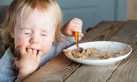 kūdikis valgo košę iš šaukštelio