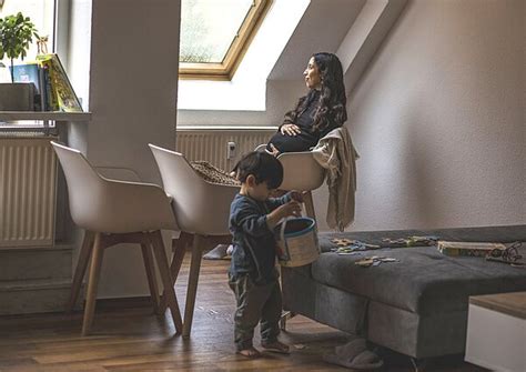 mama padedanti vaikui ruošti pamokas prie stalo
