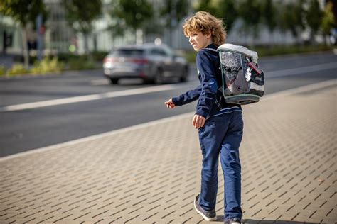 Vaikas su per sunkia kuprine, atspindinčia blogą laikyseną