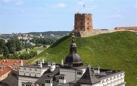 Samanotų Vilniaus senamiesčio stogų panorama su bažnyčių bokštais