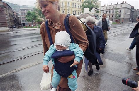 Pervargusi moteris su kūdikiu