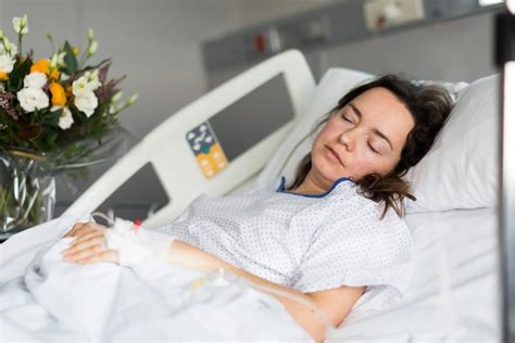 besilaukianti moteris ligoninėje