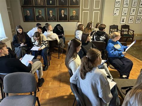 Aleksas Bartnikas su jaunimu kultūrinio renginio metu