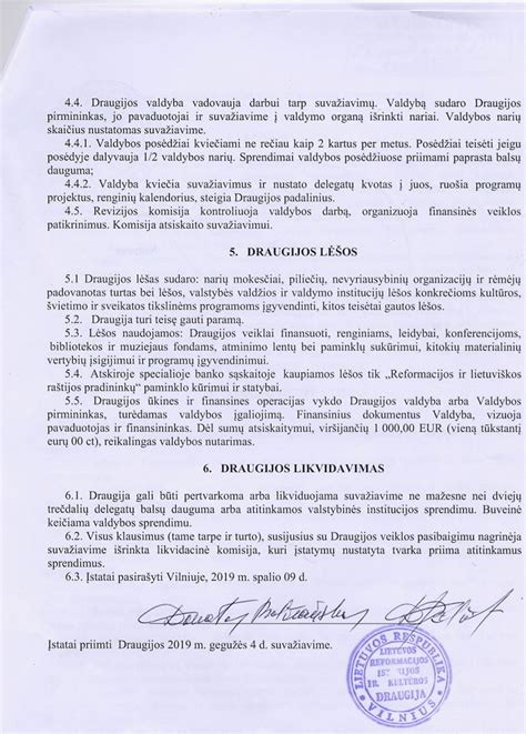 Šeima su naujagimiu ir teisiniai dokumentai