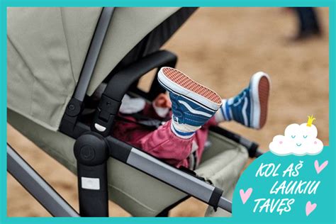 Tėvai renkasi prekes kūdikiui parduotuvėje