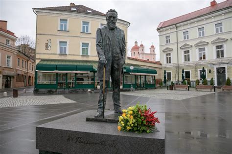 Paminklas Romainui Gary Vilniuje, J. Basanavičiaus gatvėje