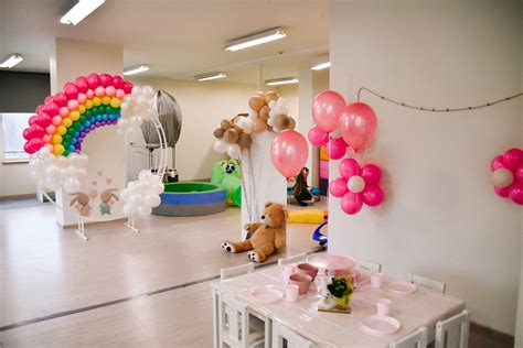 Pavyzdinė jauki vaiko miegamojo erdvė globos namuose