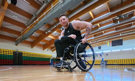 vaikas mokosi žengti pirmuosius žingsnius