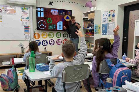 vaikai dirbantys prie interaktyvaus stalo klasėje