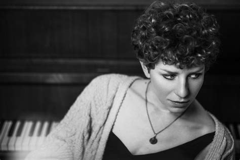 Alina Orlova kuria muziką prie pianino