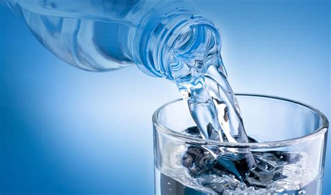 Vaikas geriantis vandenį