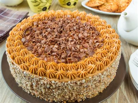 namuose gaminamas šventinis tortas su vaikais