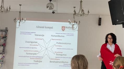 pedagogas dirba su vaikų grupe