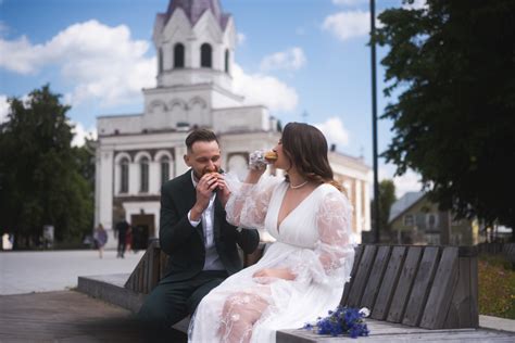 Žmogus sėdintis kavinėje Paryžiuje