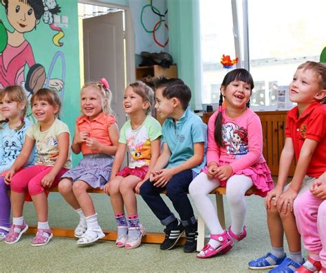 Vaikas gamina paukščių lesalą iš ritinėlio