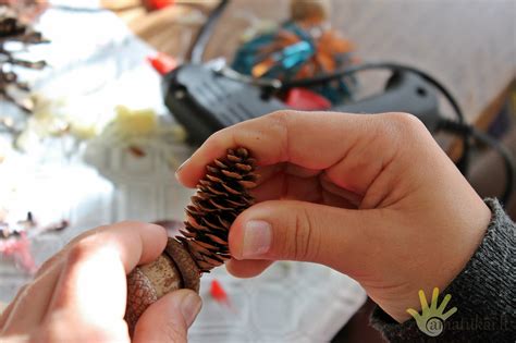 Vaikų kūriniai iš kankorėžių ir plunksnų