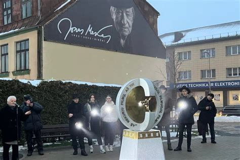 Skulptūra-atminimo ženklas Jonui Mekui Biržuose