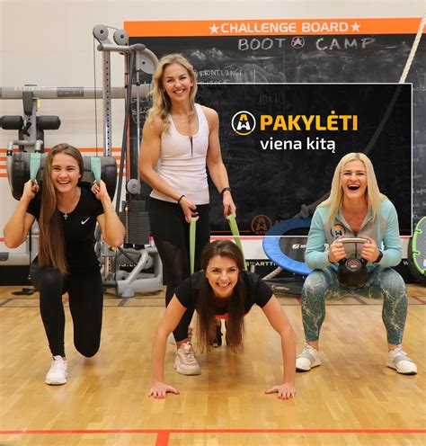 Moterys bendrauja ir palaiko viena kitą