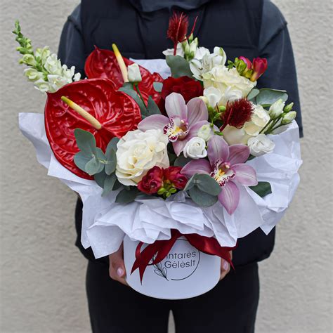 Dovanų dėžutė ir gėlės šventine proga