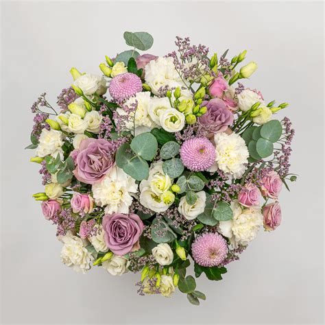 Graži gėlių puokštė su atvirute