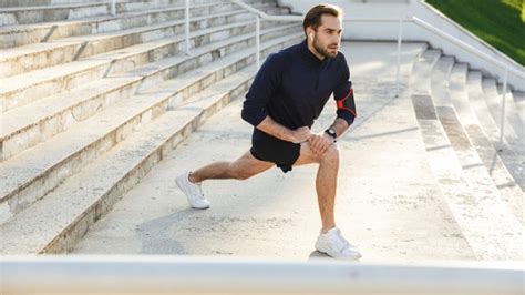 Nėščioji daro tempimo pratimus