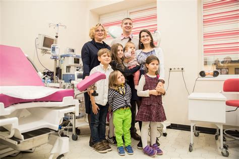 Šeima gimdymo namuose