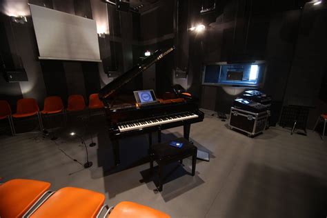 Muzikos studijos įrangos iliustracija