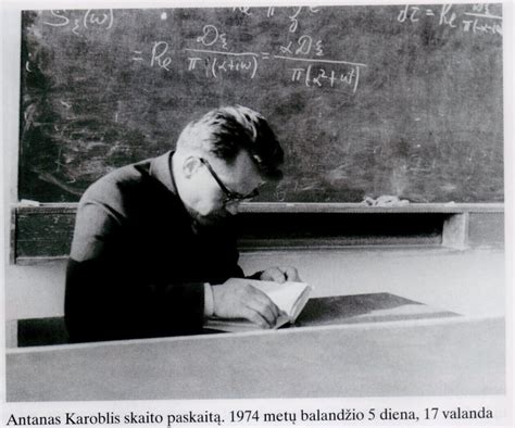Mokytojas su vaikais stebi gamtos reiškinius