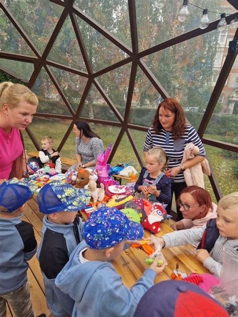 Vaikai, dirbantys grupinį projektą