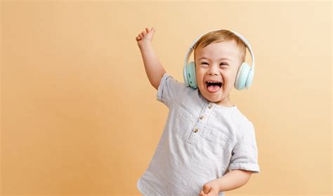 Vaikas su mokėjimo kortele ir taupykle