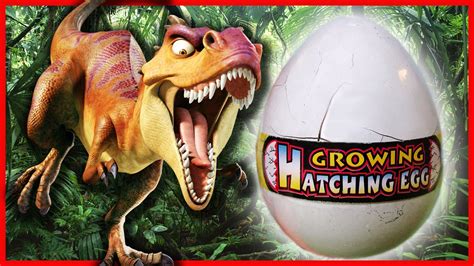 Dinozauro kiaušinis vandenyje, iš kurio ritas dinozauras